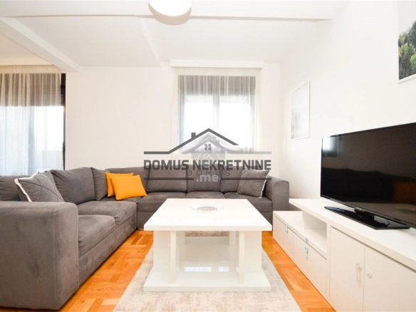 Dvosoban stan 70 m² + 3 parking
