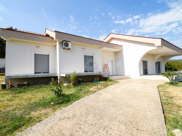 Porodična kuća 250 m² na imanju 18.000 m²