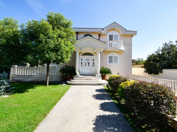 Porodična kuća 300 m² na placu 800 m²