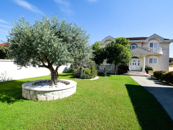 Porodična kuća 300 m² na placu 800 m², Zabjelo – Podgorica
