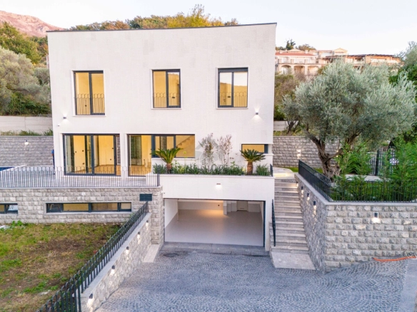 Luksuzna vila 240 m² sa bazenom na placu 380 m²