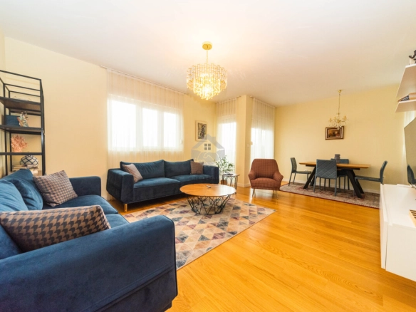 Trosoban luksuzan stan 95 m² + 2 garaže