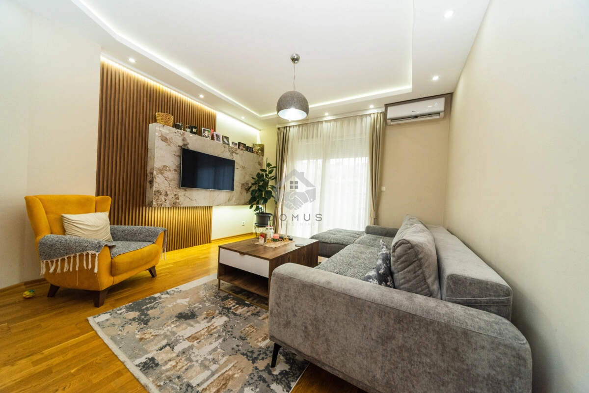 Dvosoban stan 81 m² + garaža