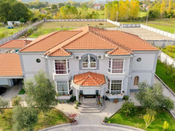 Luksuzna vila 560 m² sa bazenom