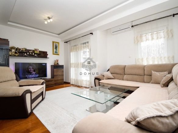 Trosoban stan 80 m² + garaža