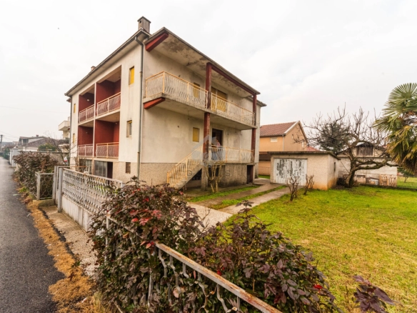 Kuća 215 m² na placu 600 m²