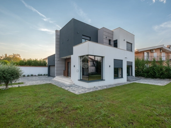 Moderna kuća 180 m² sa bazenom
