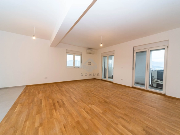 Trosoban stan 104 m² + 2 garaže