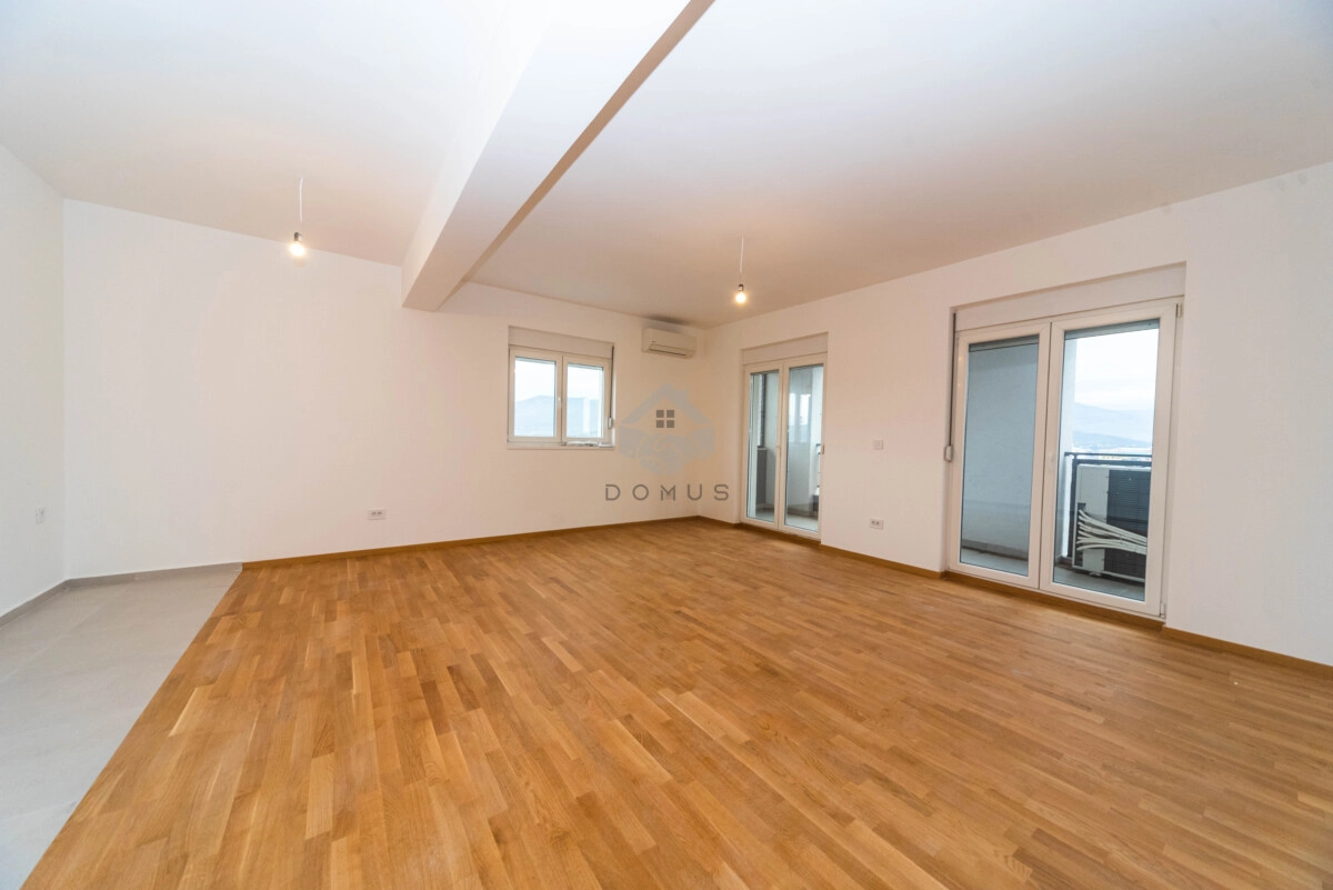 Trosoban stan 104 m² + 2 garaže