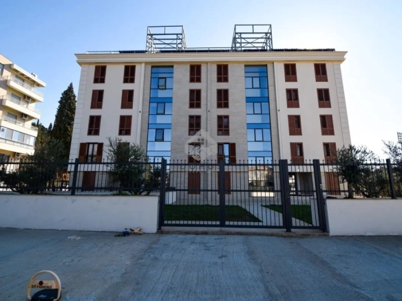 Trosoban stan 100 m² + garaža