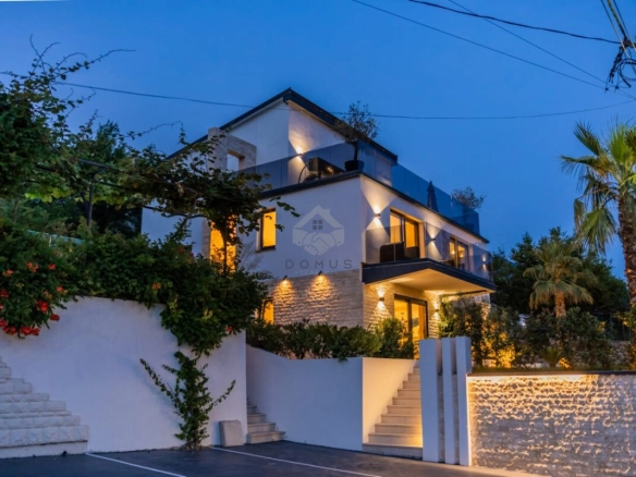 Luksuzna vila 300 m² sa bazenom i pogledom na more