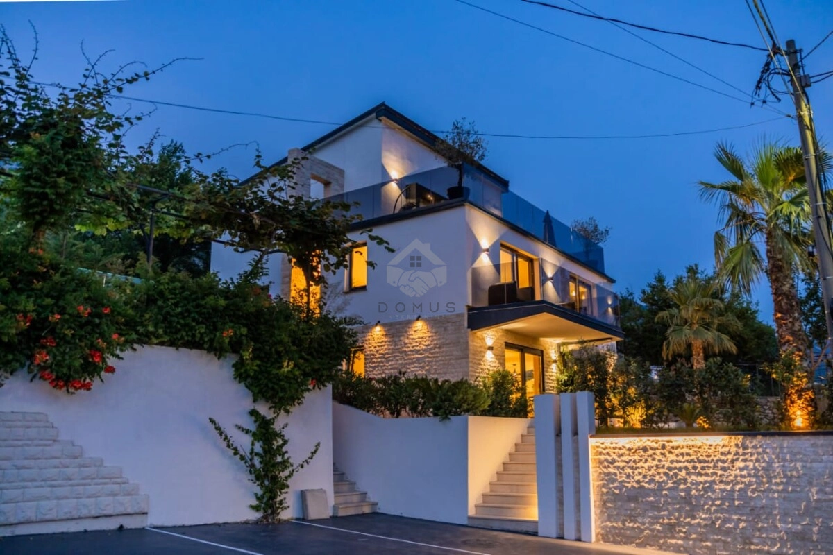 Luksuzna vila 300 m² sa bazenom i pogledom na more