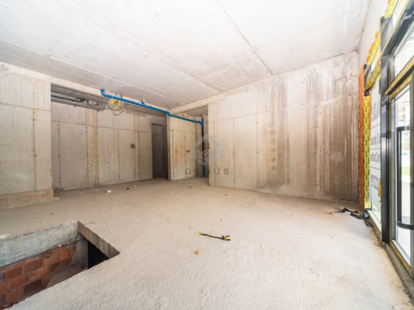 Poslovni prostor 350 m² + 3 garaže