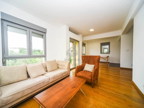 Trosoban stan 77 m² + parking