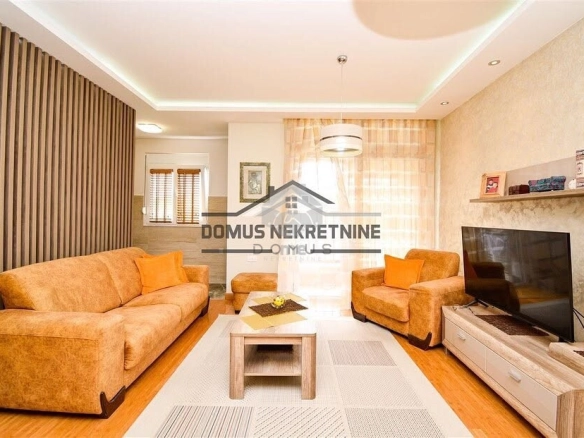 Trosoban namješten stan 82 m²