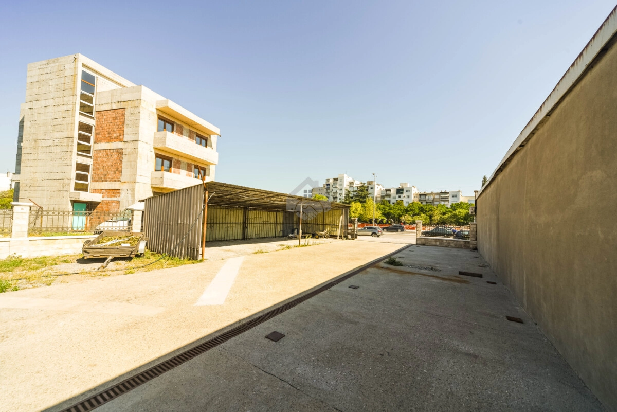 Poslovni-objekat-300-m²-na-placu-300-m²-Zabjelo-–-Podgorica-3 Izdavanje: Poslovni prostor 300 m² – Zabjelo, Podgorica — fotografija 4