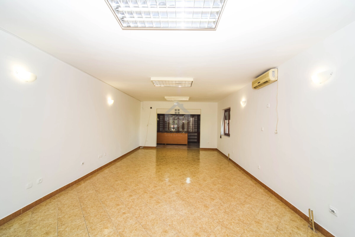Poslovni-objekat-300-m²-na-placu-300-m²-Zabjelo-–-Podgorica-4 Izdavanje: Poslovni prostor 300 m² – Zabjelo, Podgorica — fotografija 5