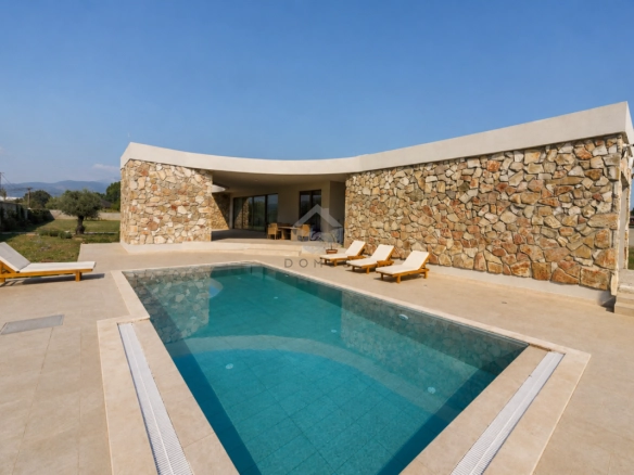 Kuća 296 m² sa bazenom na placu 3.200 m²