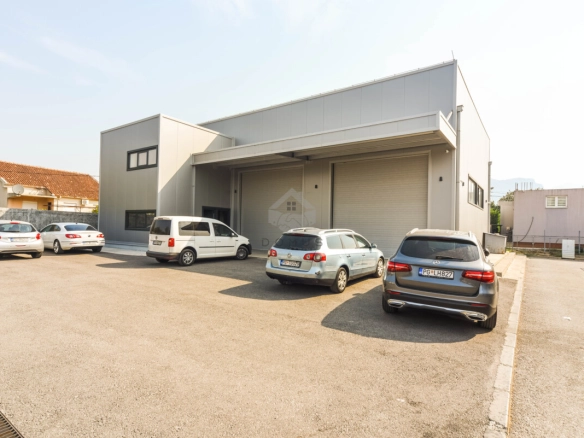 Magacin 320 m² + parking