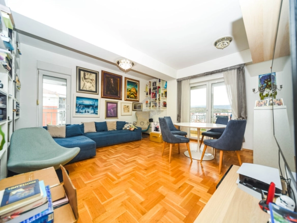 Dvosoban polunamješten stan 83 m²