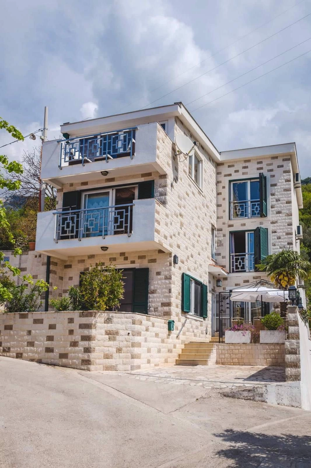 1683573095-viber_slika_2023-05-08_15-06-01-140 Izdavanje: Kuća 200 m² – Rafailovići, Budva