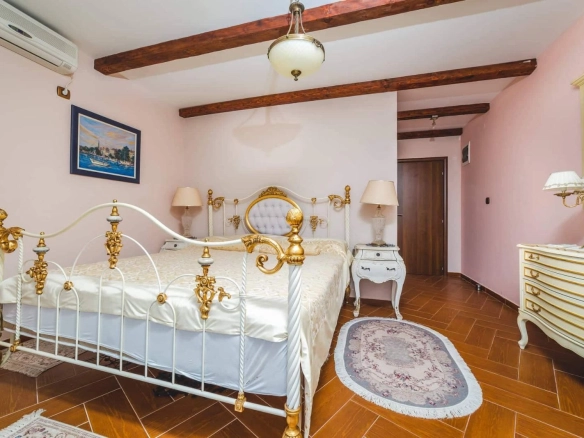 Izdavanje: Kuća 200 m² – Rafailovići, Budva — fotografija 9