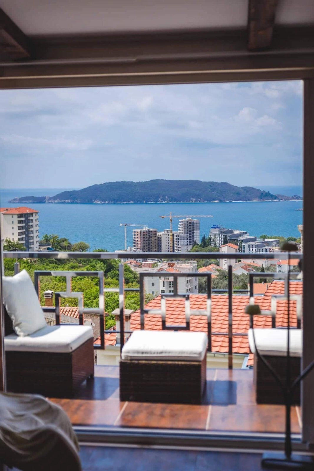 1683573103-viber_slika_2023-05-08_15-06-15-540 Izdavanje: Kuća 200 m² – Rafailovići, Budva — fotografija 12