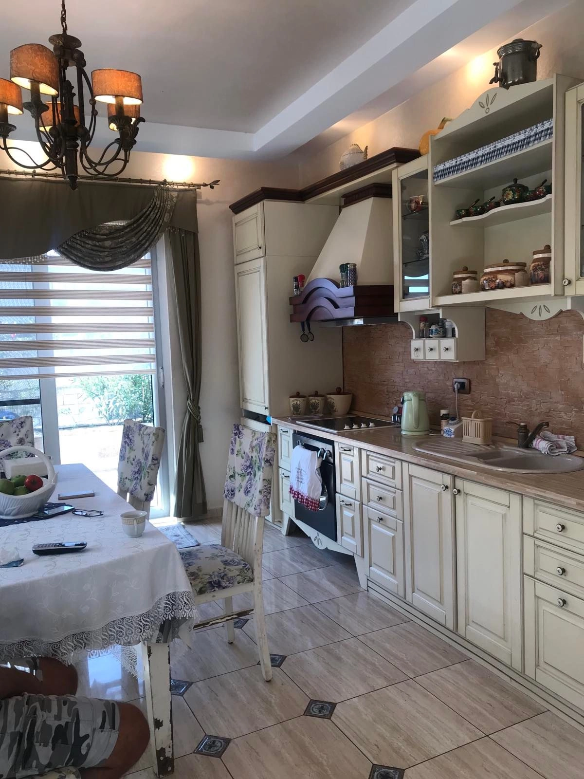 1683573099-viber_slika_2023-05-08_15-06-09-260 Izdavanje: Kuća 200 m² – Rafailovići, Budva — fotografija 13