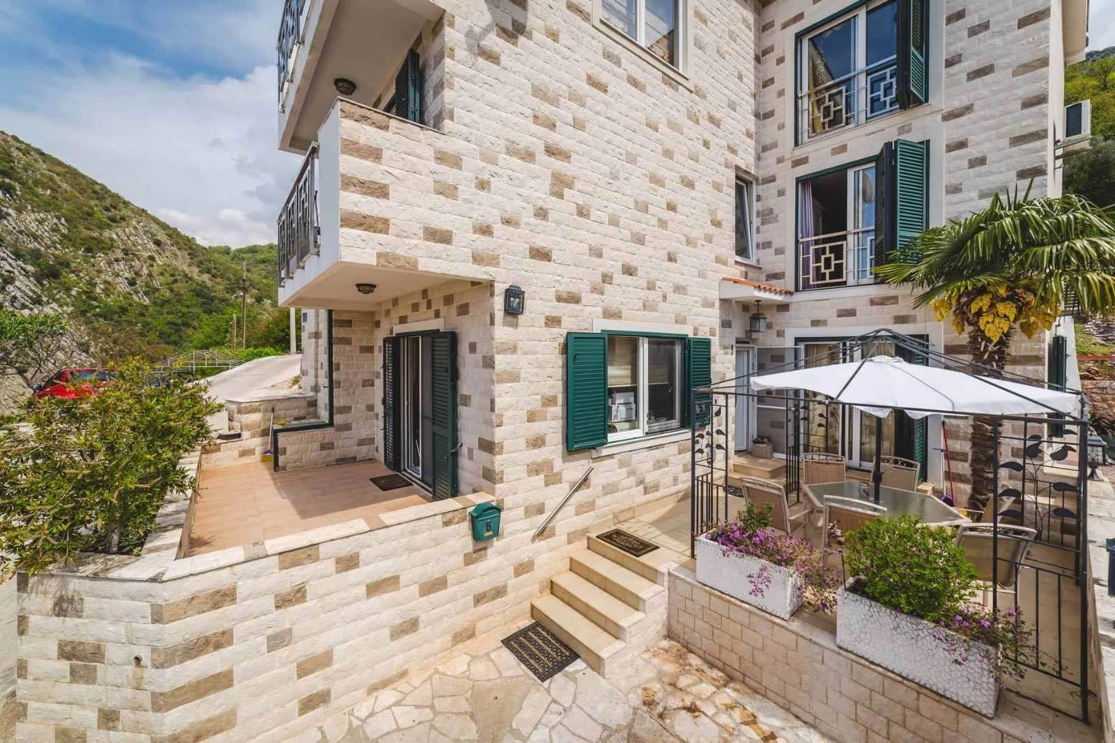 1683573102-viber_slika_2023-05-08_15-06-18-023 Izdavanje: Kuća 200 m² – Rafailovići, Budva — fotografija 20
