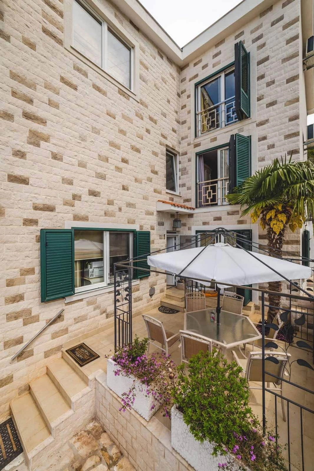 1683573103-viber_slika_2023-05-08_15-06-17-633 Izdavanje: Kuća 200 m² – Rafailovići, Budva — fotografija 21