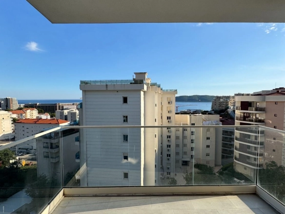 Dvosoban stan sa pogledom na more u Bečićima, Budva — fotografija 12