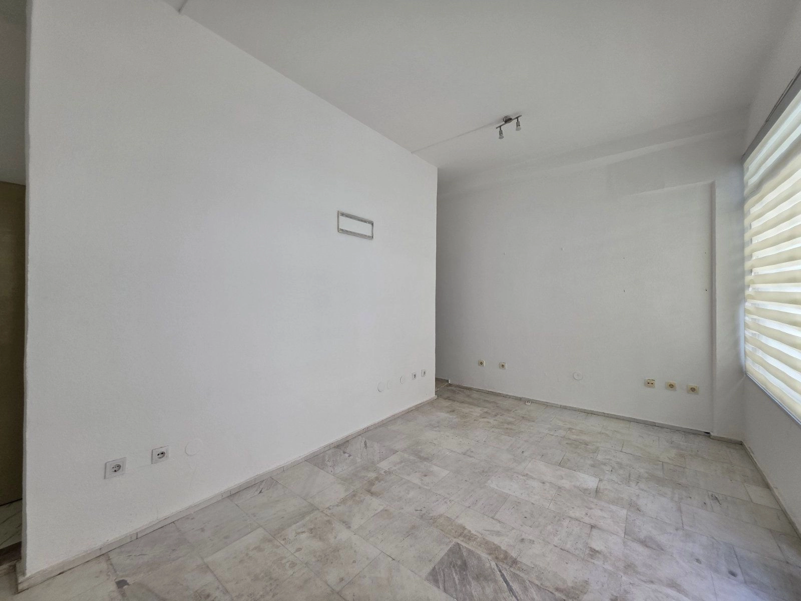 7a2f2431-a11a-4e84-a494-876ba971bf1a Poslovni prostor 18 m² u centru Budve — fotografija 2