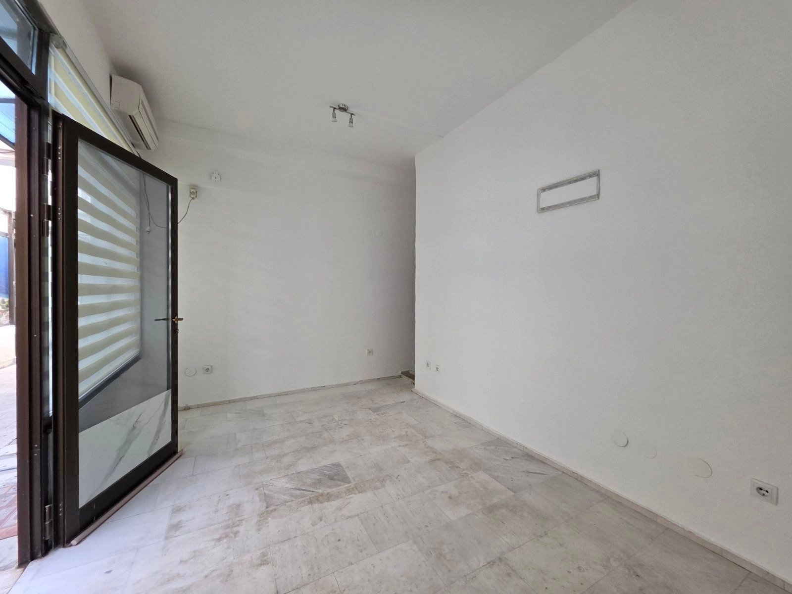 2118c225-020a-4aef-9971-6d61952852ec Poslovni prostor 18 m² u centru Budve — fotografija 3