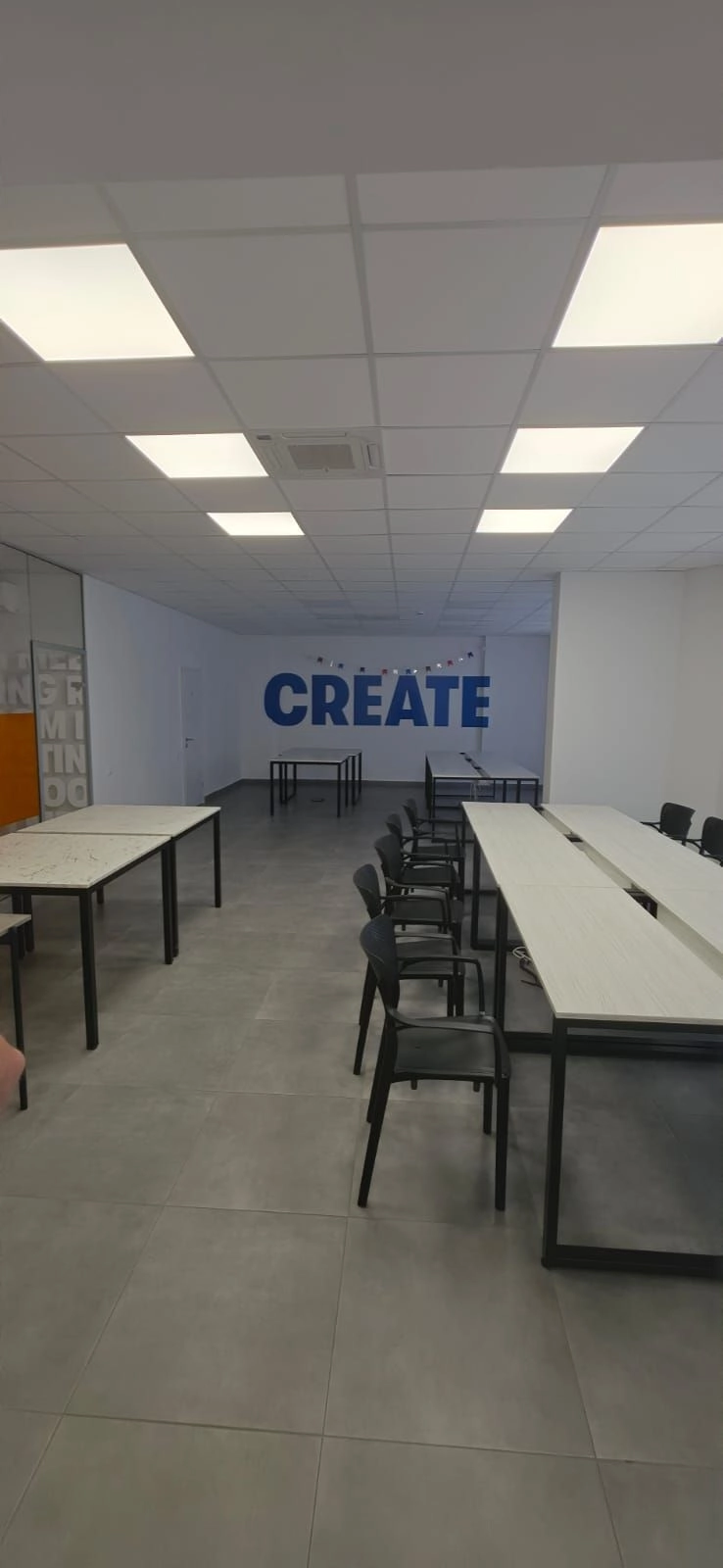 Izdavanje: Poslovni prostor 93 m² – Bečići, Budva