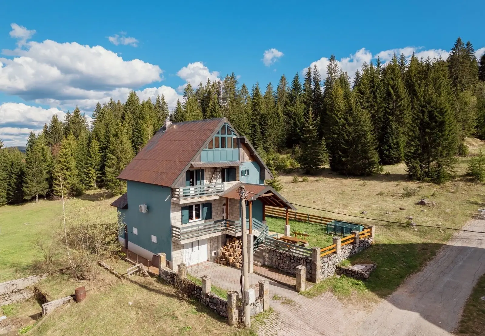 2633200d-8d8a-4cc9-9e40-95875ddae214 Kuća 200 m² – Žabljak