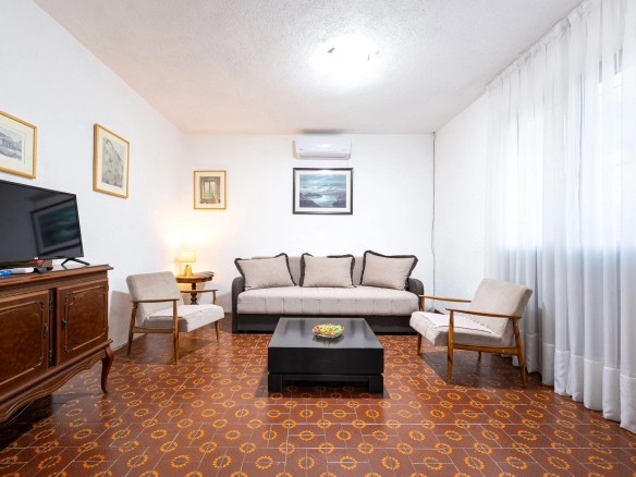Izdavanje: Dvosoban stan 100 m² – Lastva Grbaljska, Kotor