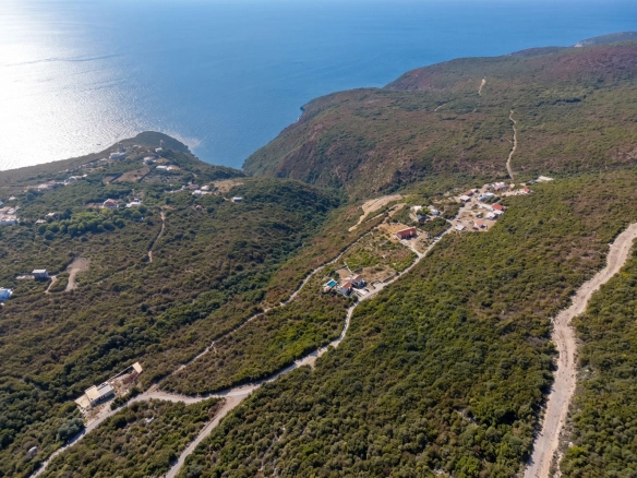 Urbanizovan plac sa pogledom na more, Zagora, Kotor — fotografija 2