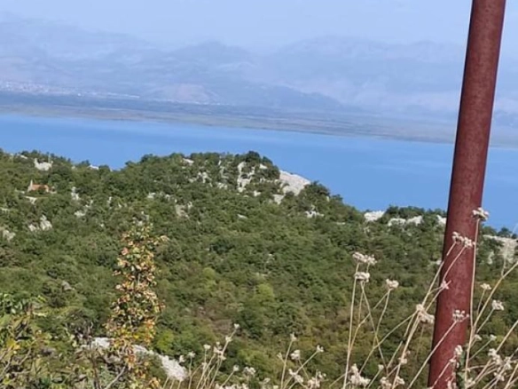 Plac sa pogledom na Skadarsko jezero