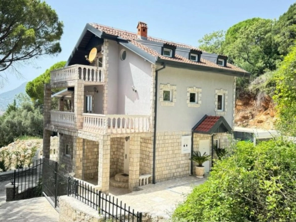 Kuća sa bazenom i pogledom na more u Rataću