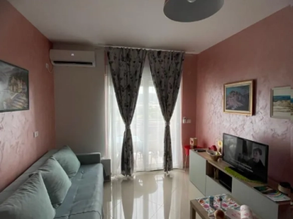 Namještena garsonjera 30 m² sa terasom u Baru