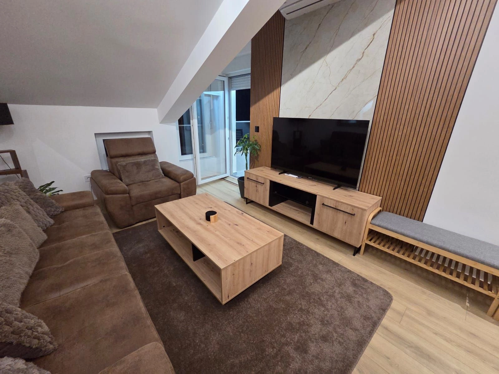 81b03c11-8934-4d66-a99a-3027f3a97ac1 Izdavanje: Jednosoban stan 45 m² – Podkošljun, Budva