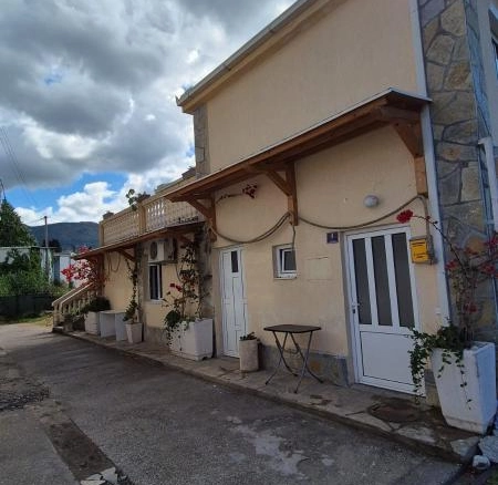 Kuća sa 5 stanova u Baru