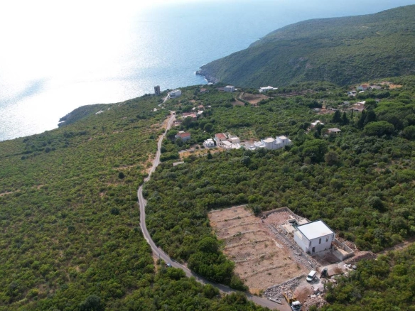 Urbanizovan plac sa pogledom na more, Zagora, Kotor — fotografija 3