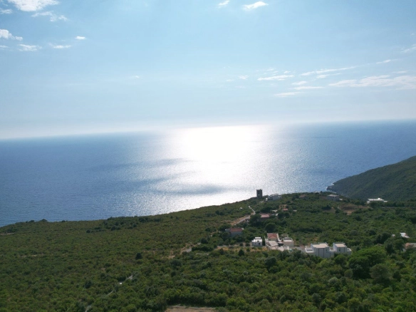 Urbanizovan plac sa pogledom na more, Zagora, Kotor — fotografija 6