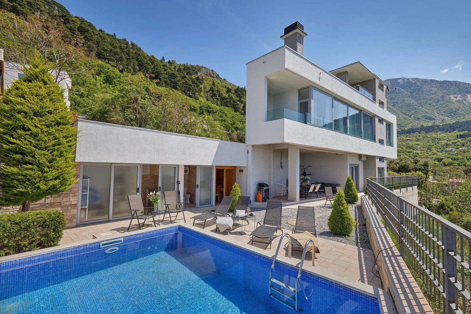 Vila-sa-bazenom-i-pogledom-na-zaliv-Tivat Vila sa bazenom i pogledom na zaliv