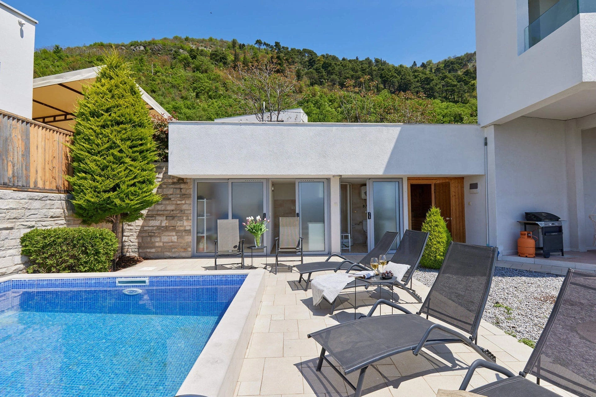 Vila-sa-bazenom-i-pogledom-na-zaliv-Tivat-1 Kuća 220 m² – Tivat — fotografija 2