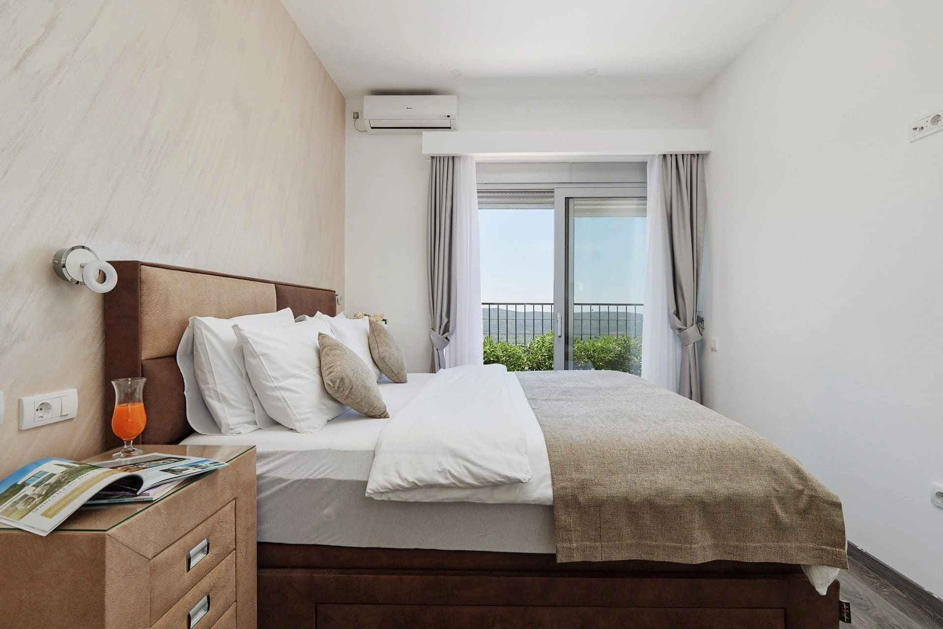 Vila-sa-bazenom-i-pogledom-na-zaliv-Tivat-16 Kuća 220 m² – Tivat — fotografija 17