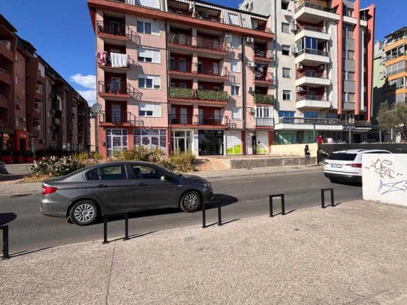 Trosoban stan sa garažnim mjestom u Podgorici
