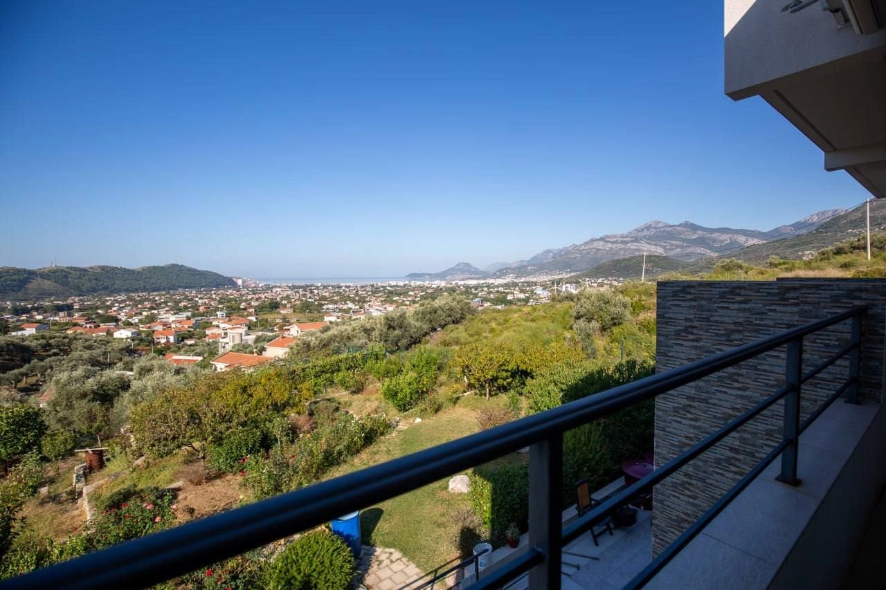 Kuca-sa-terasama-i-pogledom-na-more-Tomba-Bar-1 Kuća 320 m² – Bar — fotografija 2