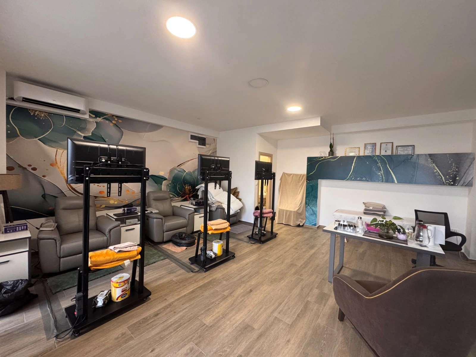 Poslovni-prostor-sa-staklenim-izlogom-u-zgradi-Vivaldi-Budva-2 Poslovni prostor 39 m² – Rozino, Budva — fotografija 3